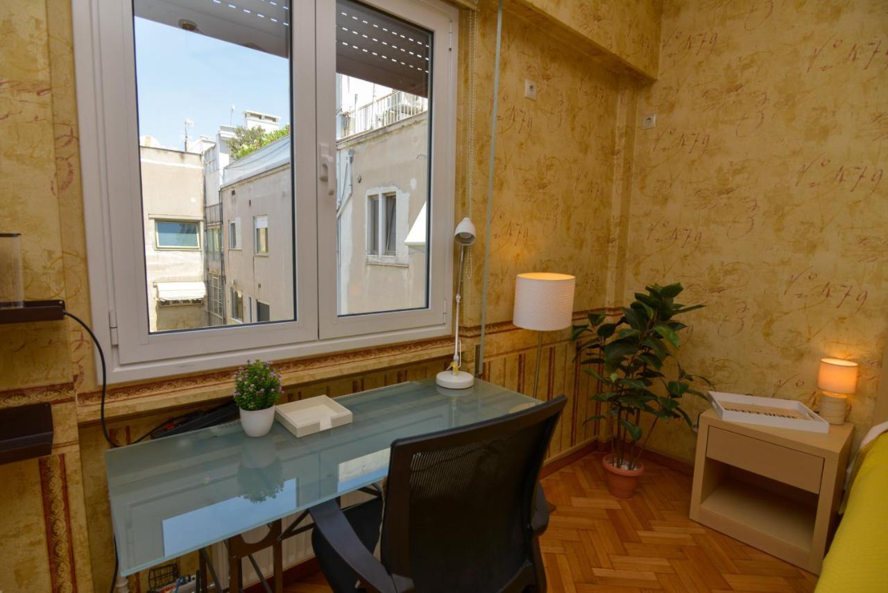 Stylish In Front Of Syntagma Metro Stop For 2 * אתונה