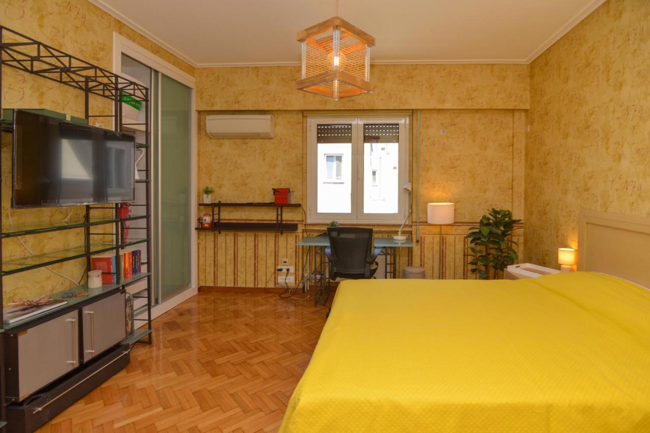 Stylish In Front Of Syntagma Metro Stop For 2 * אתונה