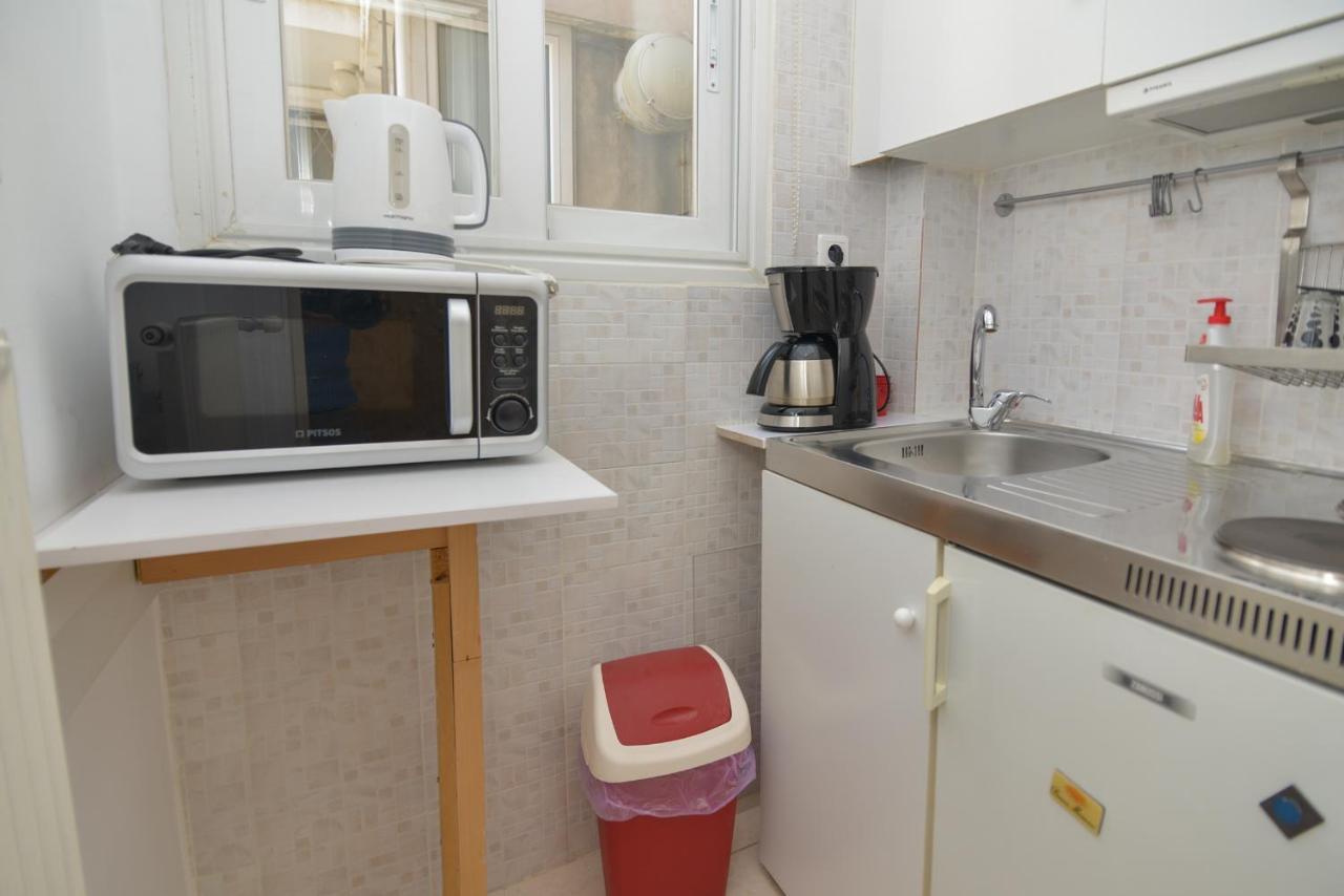 Stylish In Front Of Syntagma Metro Stop For 2 *